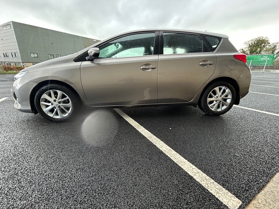 2014 Toyota Auris - image 5