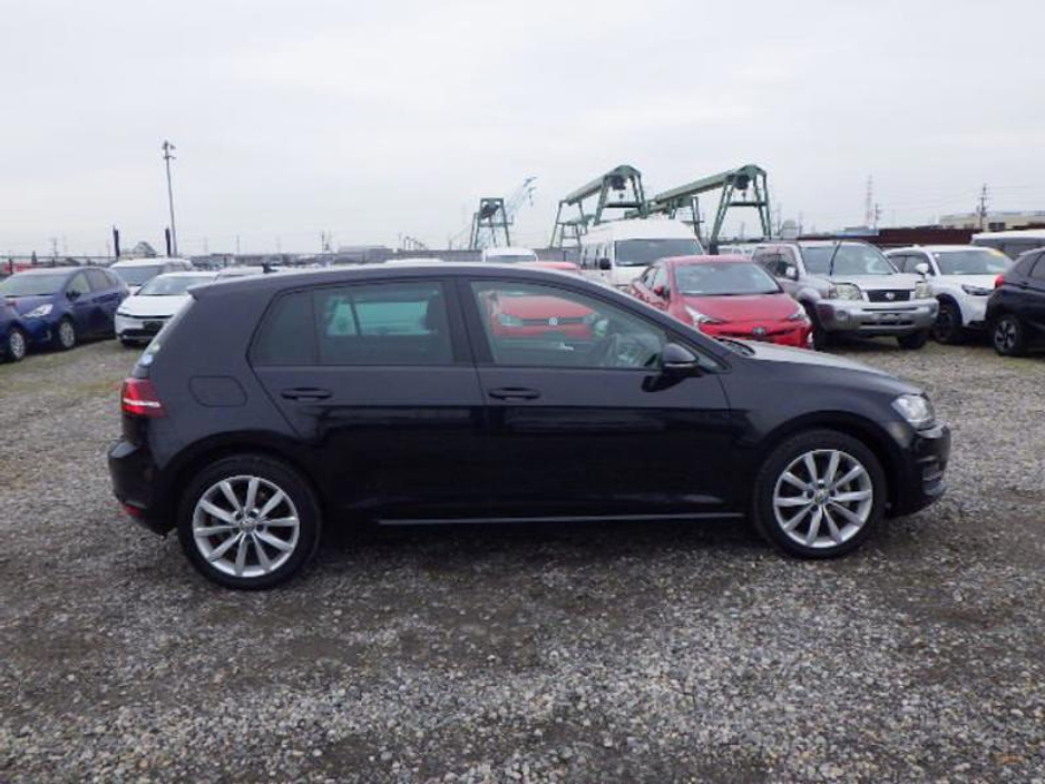 2017 Volkswagen Golf - image 4