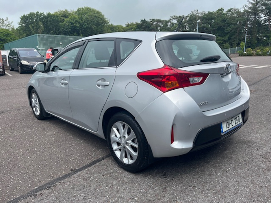 2013 Toyota Auris - image 5