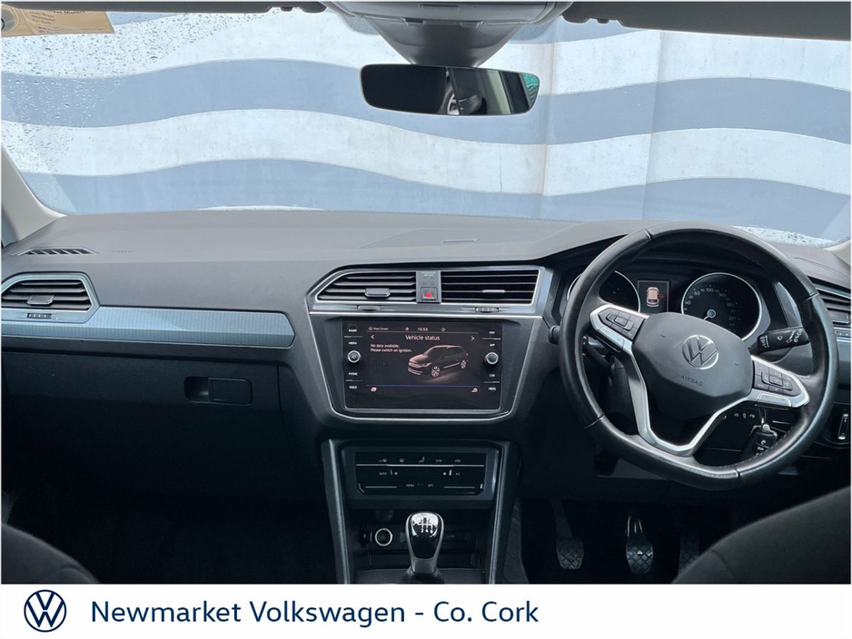 2023 Volkswagen Tiguan - image 2