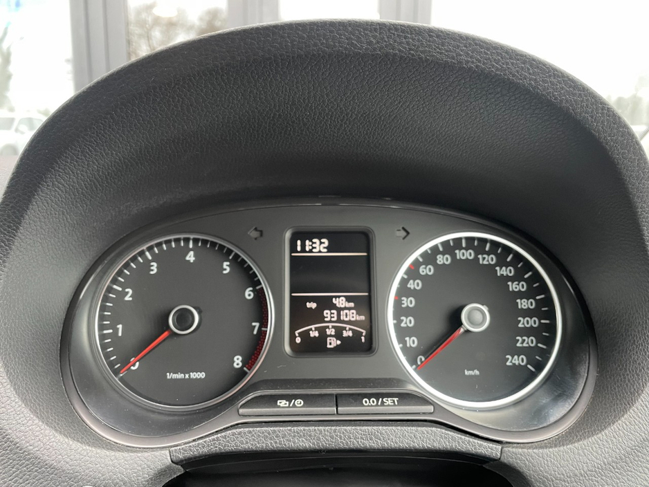 2014 Volkswagen Polo - image 12