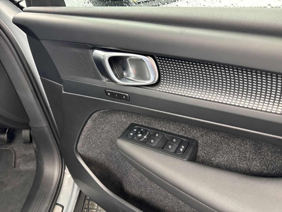 2026 Volvo EX40 - image 11