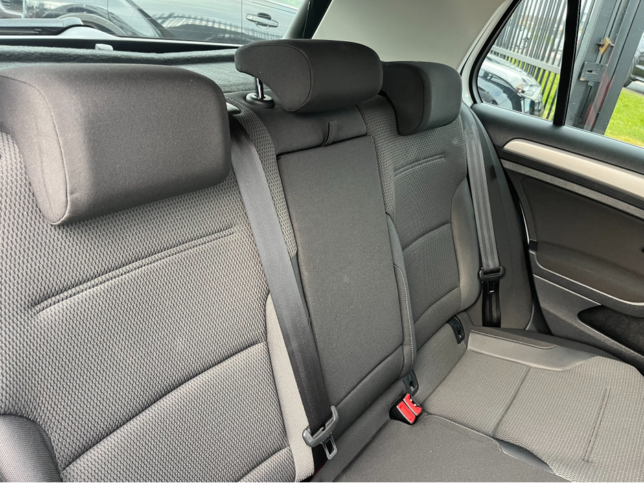 2015 Volkswagen Golf - image 12