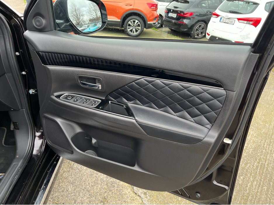 2021 Mitsubishi Outlander - image 13