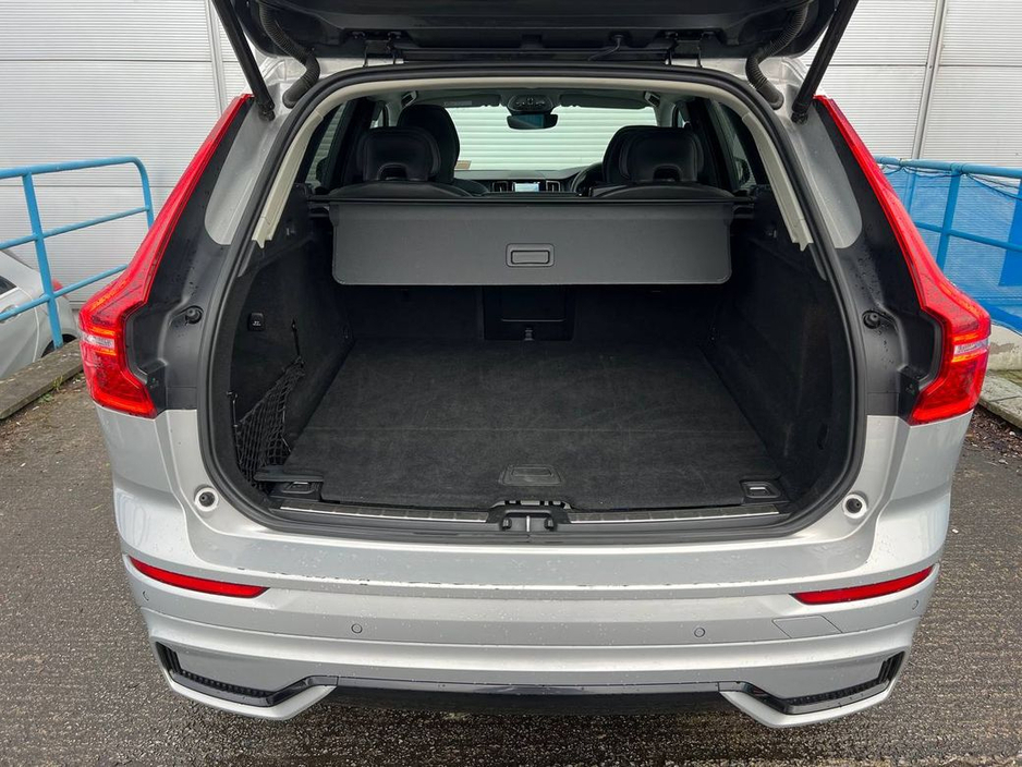 2023 Volvo XC60 T6 PLUS DARK AWD 2.0 HYBRID // OPENING PAN ROOF // HEATED LEATHER SEATS // APPLE CARPLAY/ANDROID AUTO €39,900