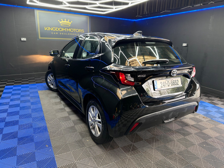 2024 Toyota Yaris - image 9