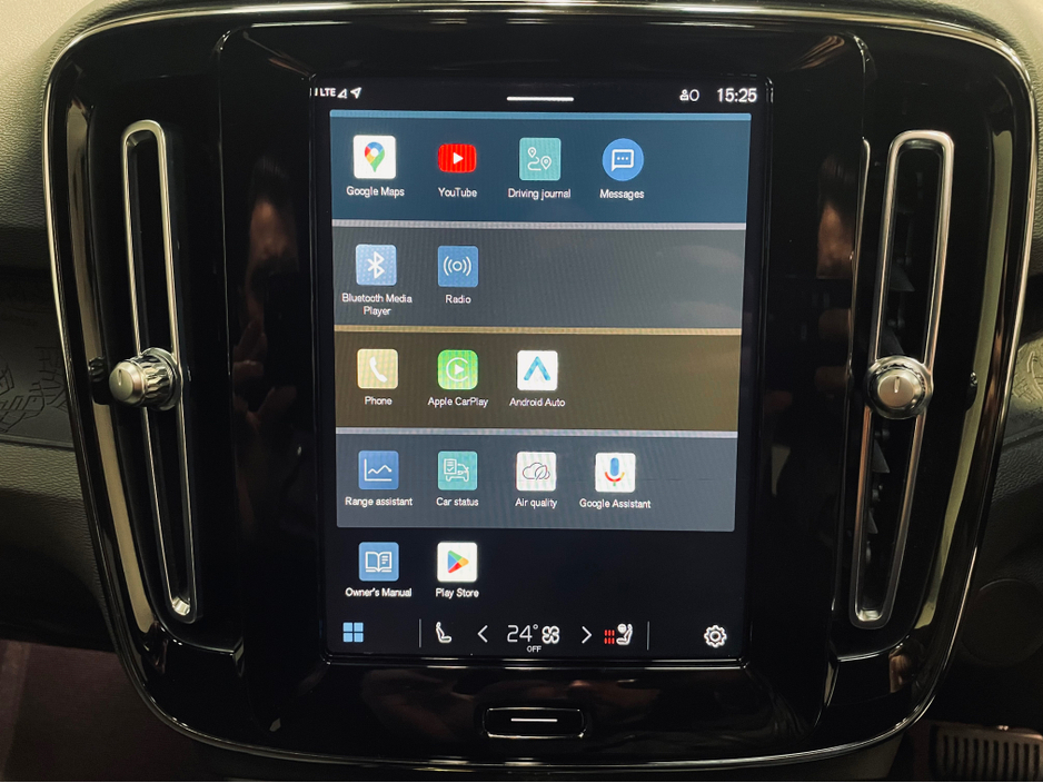 2023 Volvo XC40 - image 17