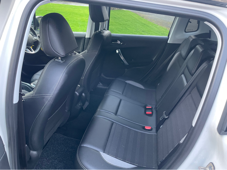 2015 Peugeot 2008 - image 15