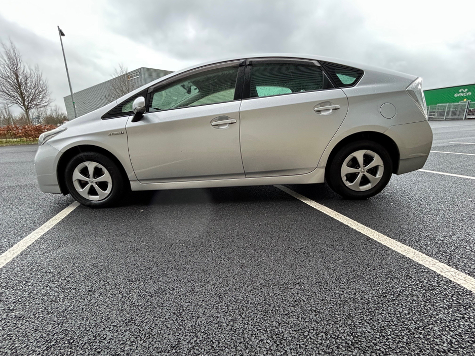 2014 Toyota Prius - image 4