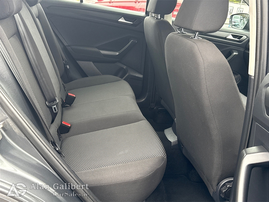 2021 Volkswagen T-Roc - image 10