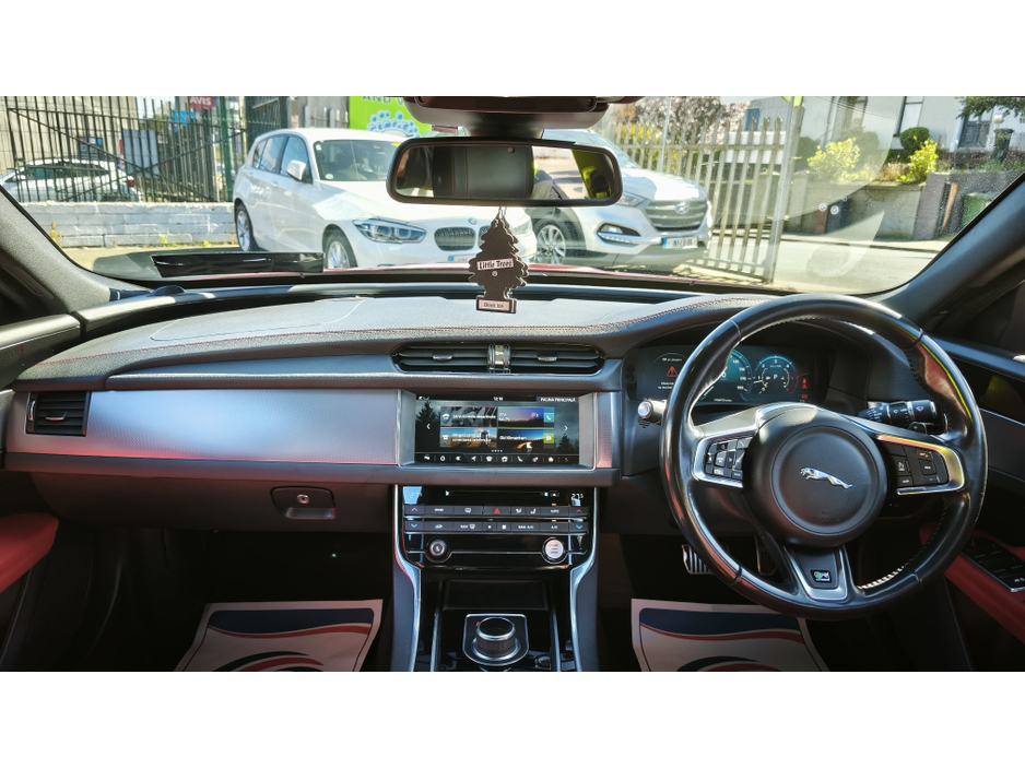 2016 Jaguar XF - image 17