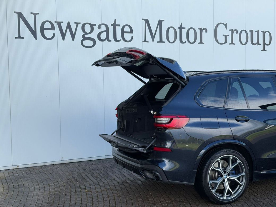 2020 BMW X5 - image 6