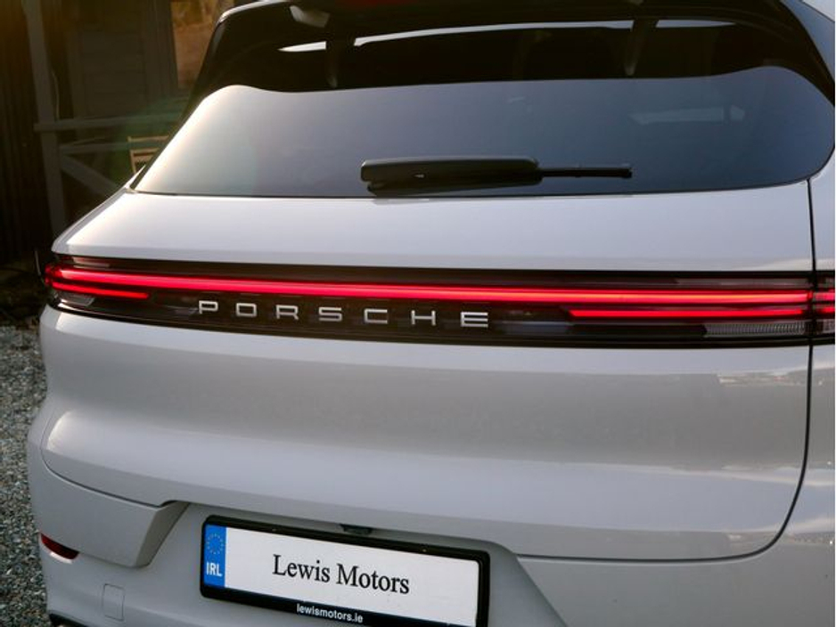 2024 Porsche Cayenne - image 12