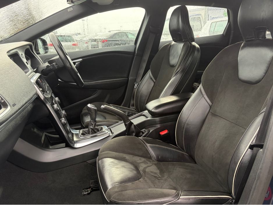 2014 Volvo V40 - image 8