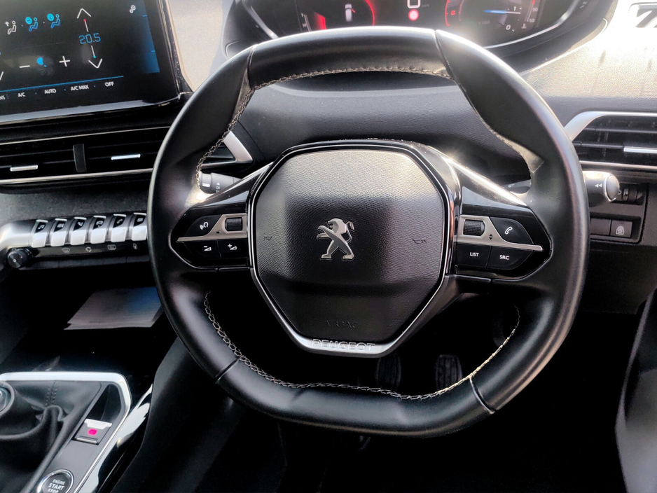 2021 Peugeot 3008 - image 4