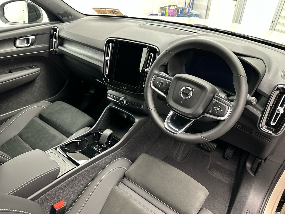 2026 Volvo EX40 - image 6