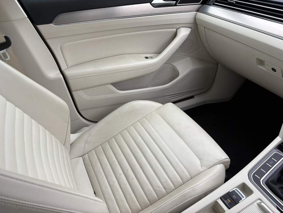 2018 Volkswagen Passat - image 10