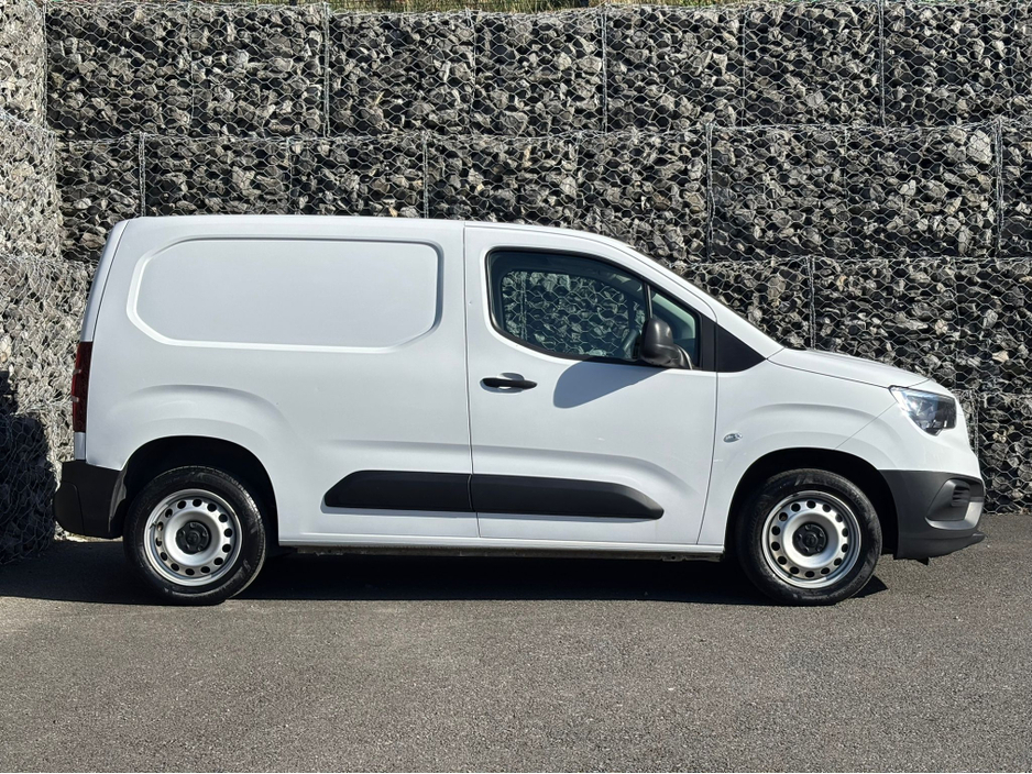 2022 Vauxhall Combo - image 2