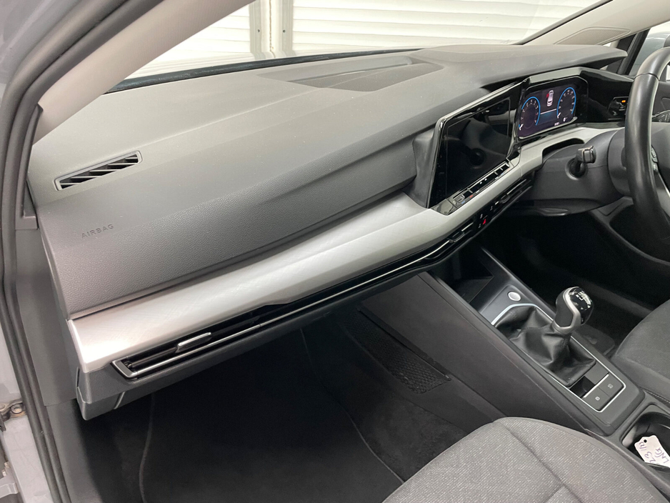 2023 Volkswagen Golf - image 18