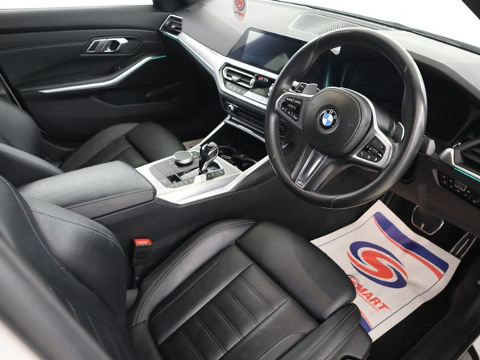 2021 BMW 3 Series - image 12