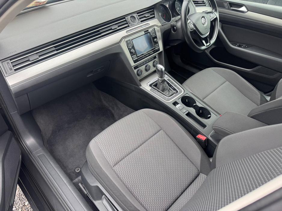 2018 Volkswagen Passat - image 8