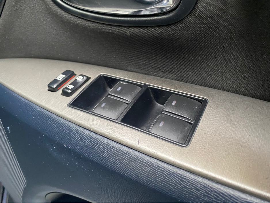 2011 Toyota Avensis - image 13