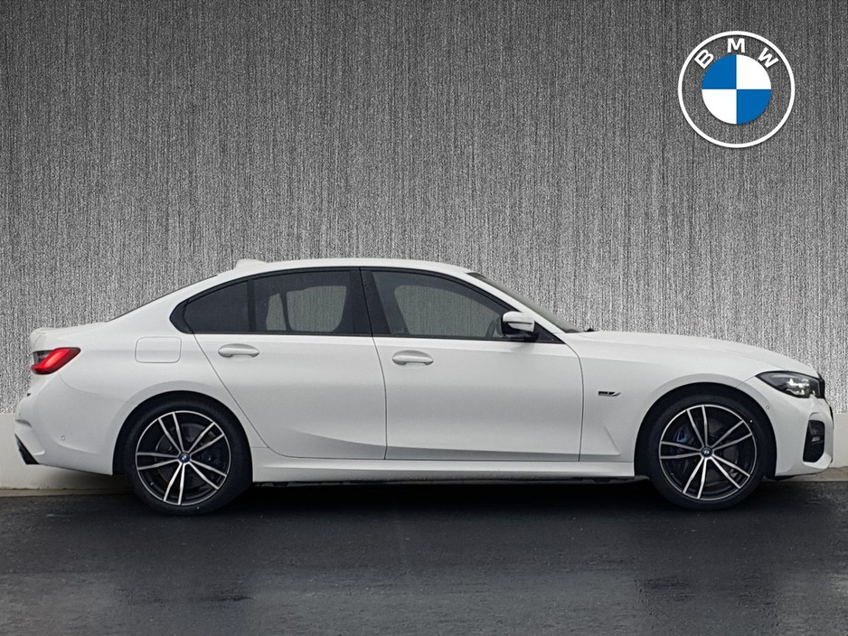 2022 BMW 3 Series - image 3