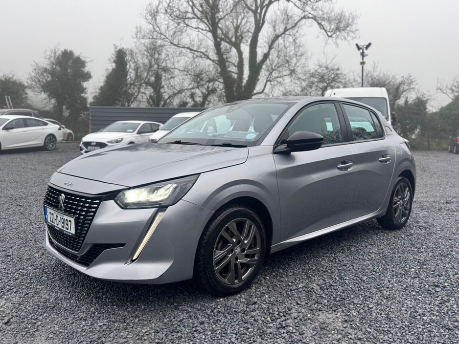 2022 Peugeot 208 - image 3