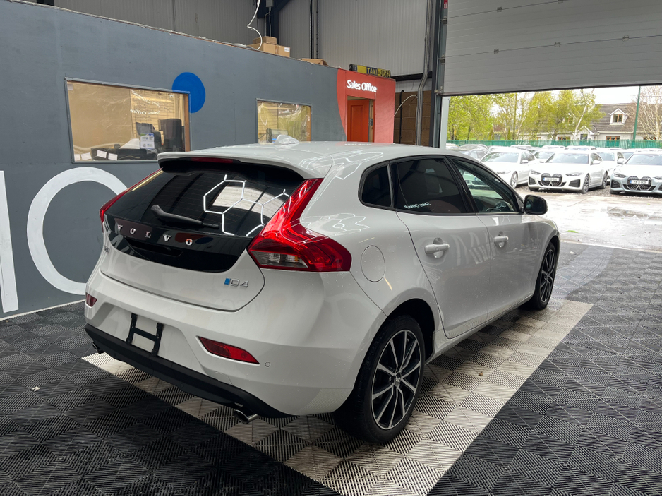 2017 Volvo V40 - image 2