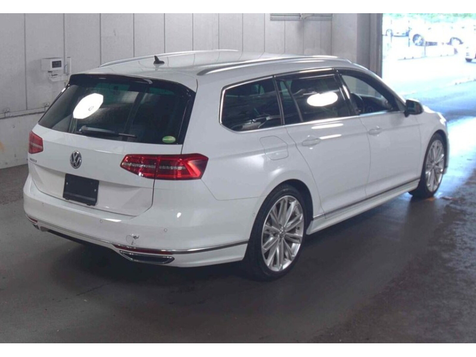 2019 Volkswagen Passat - image 3