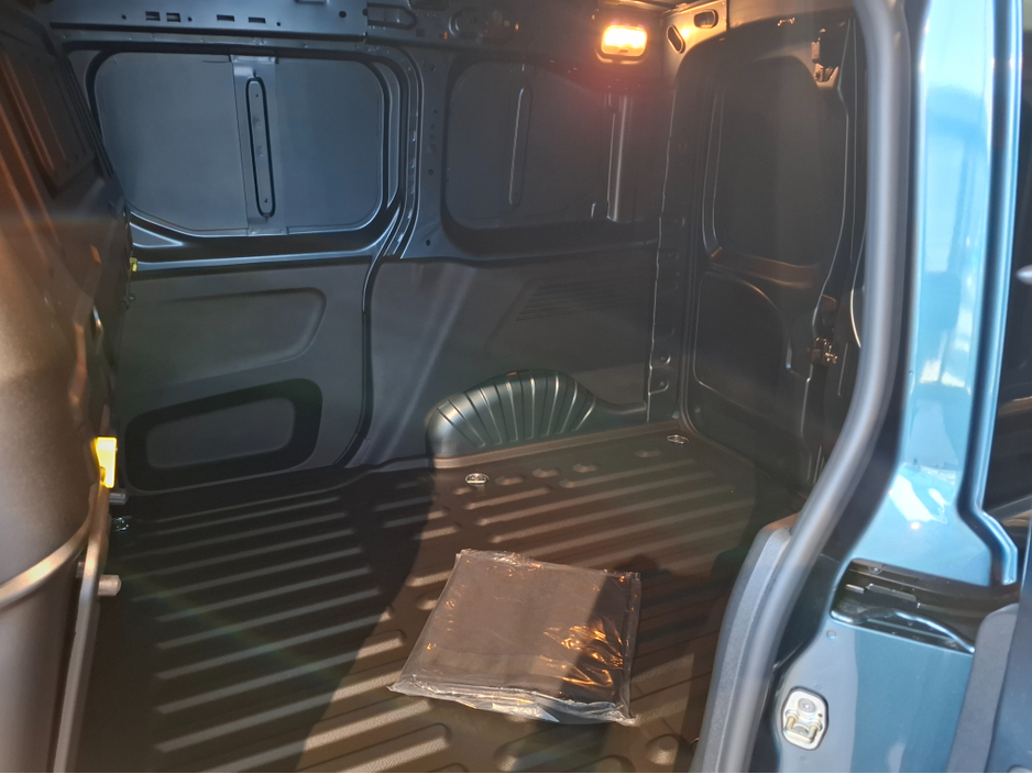 2026 Peugeot Partner - image 13