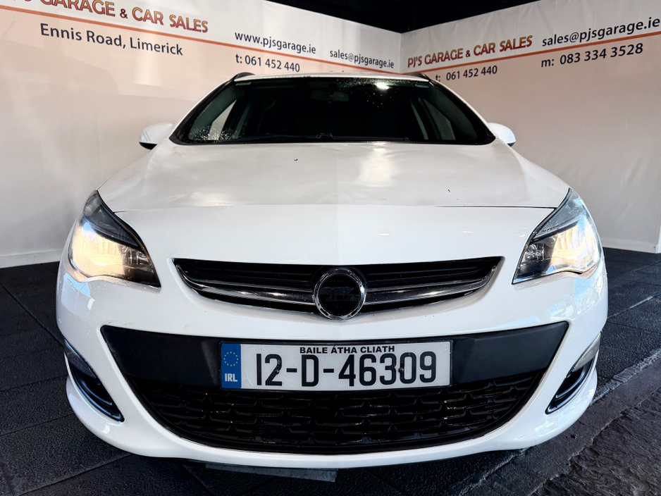 2012 Opel Astra - image 2