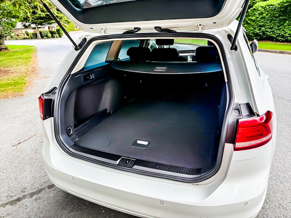 2016 Volkswagen Passat - image 6