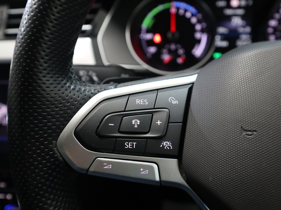 2021 Volkswagen Passat - image 11