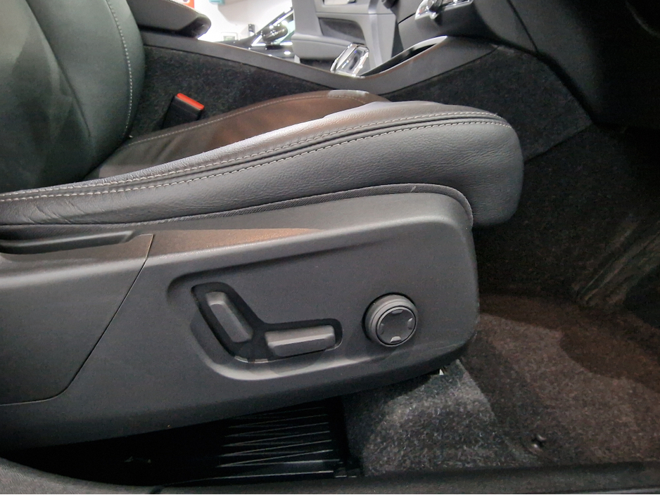 2021 Volvo XC40 - image 9