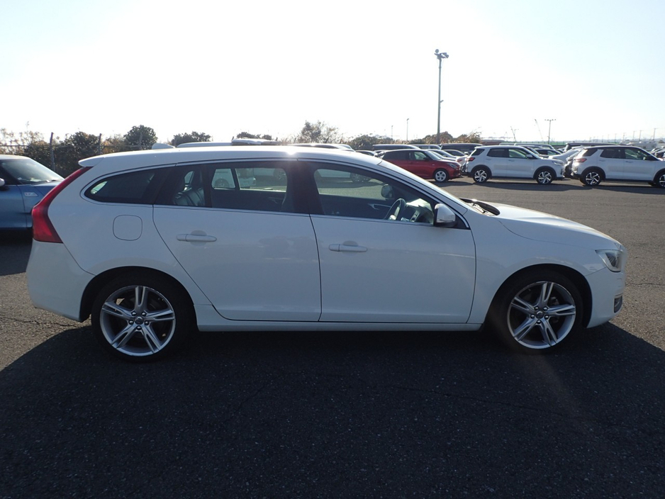 2018 Volvo V60 - image 4