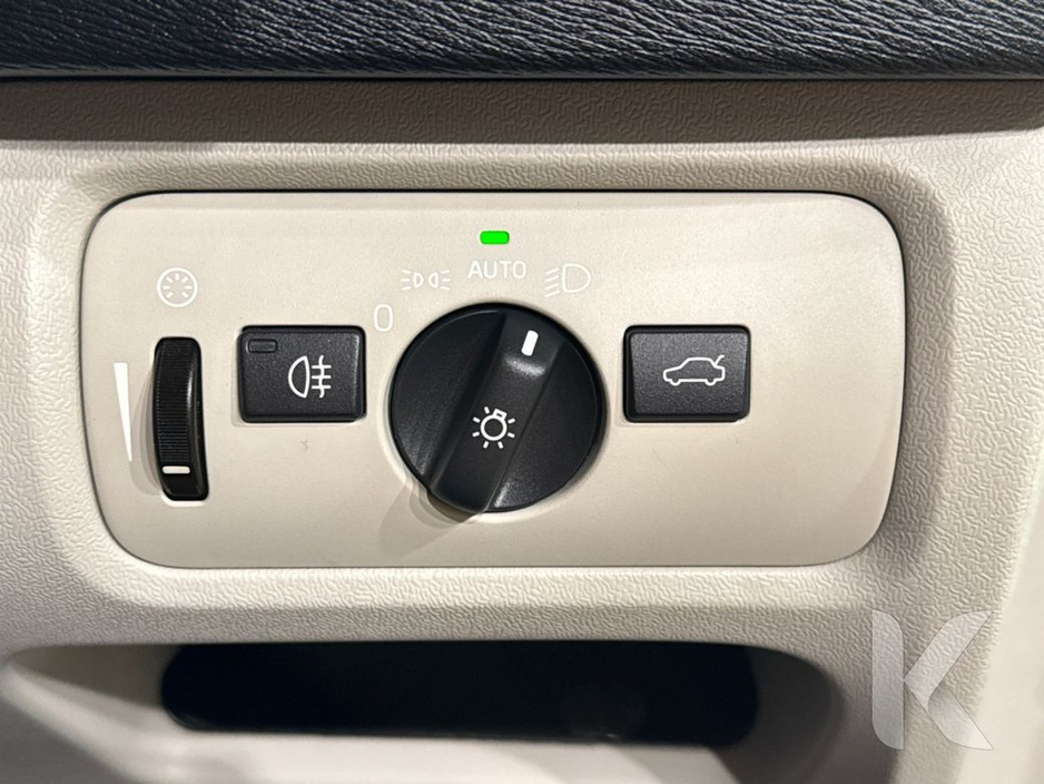 2018 Volvo V40 - image 25