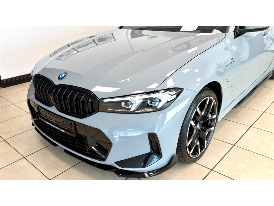 2025 BMW 3 Series - image 3