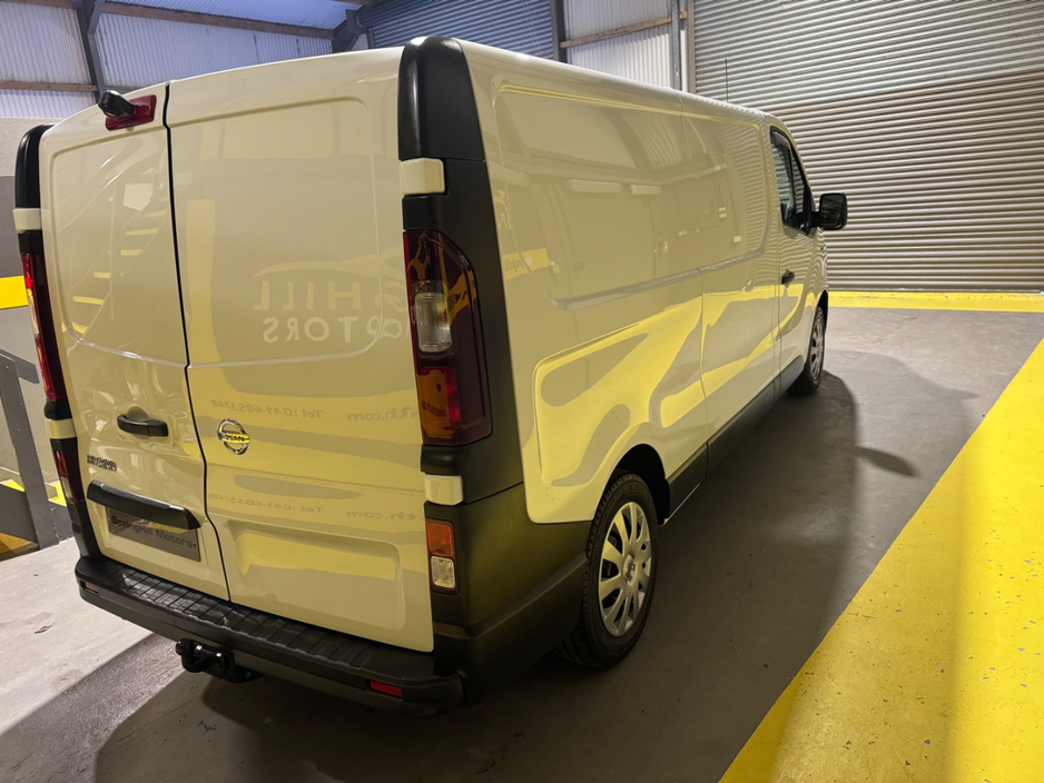 2020 Nissan NV300 - image 4