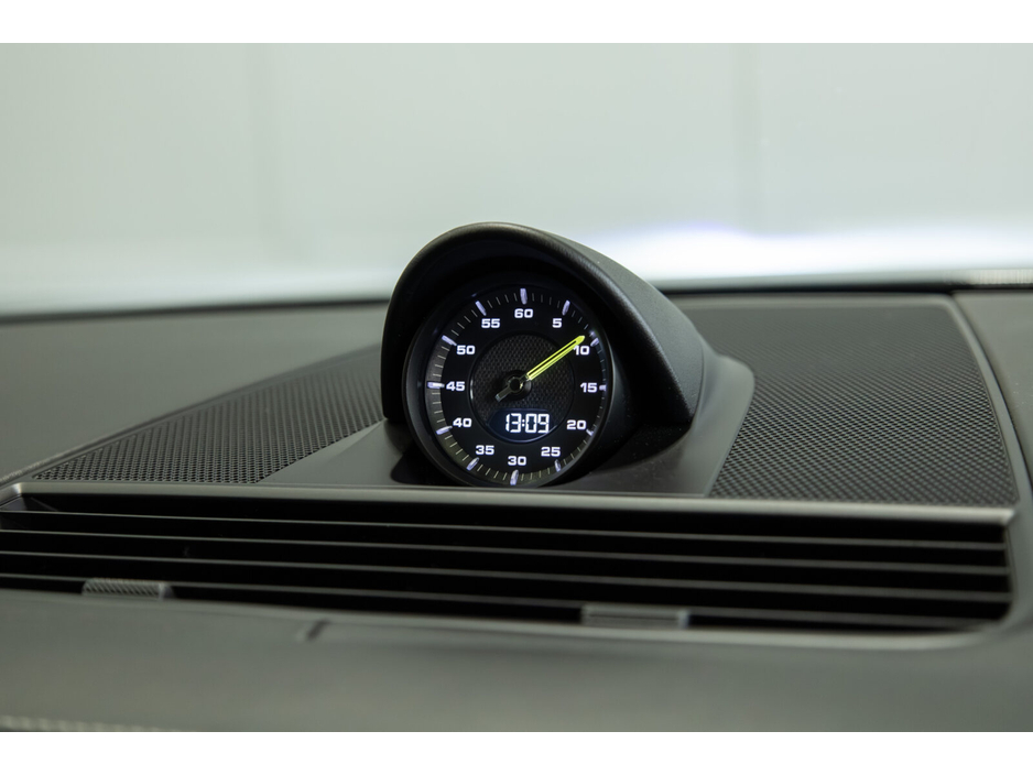 2018 Porsche Panamera - image 16