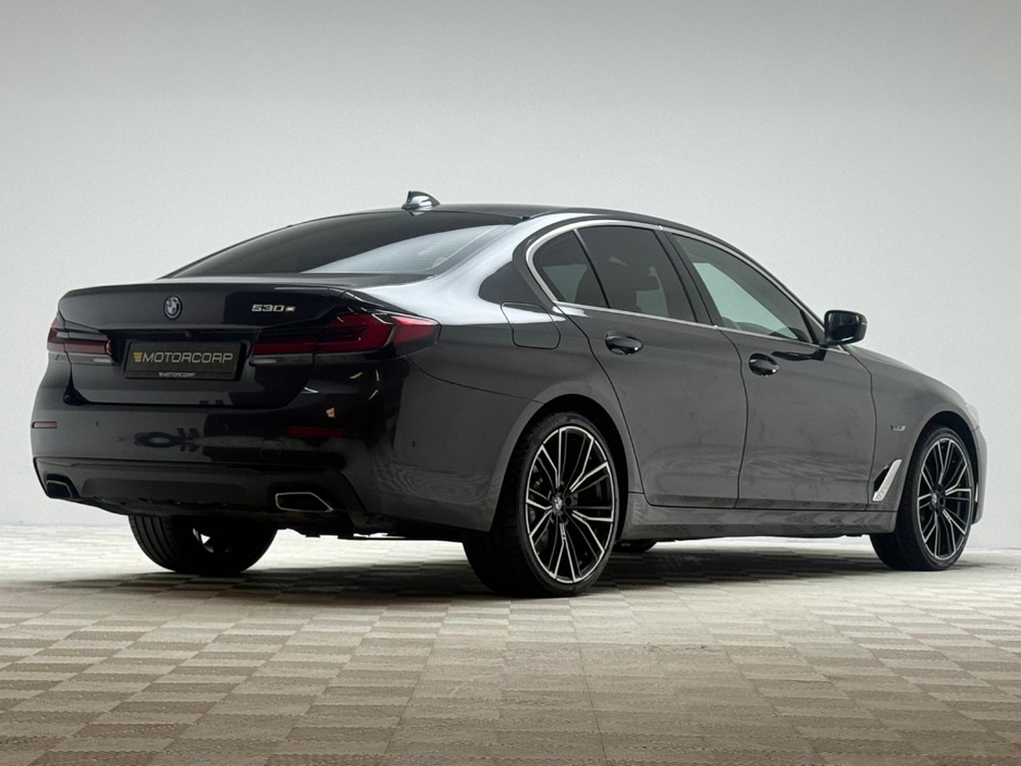 2023 BMW 5 Series - image 7
