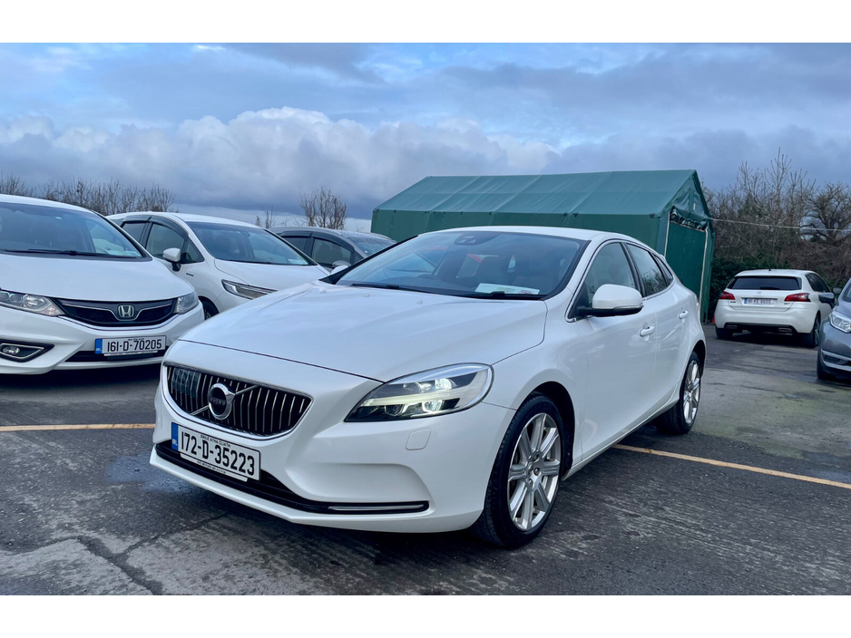 2017 Volvo V40 - image 4