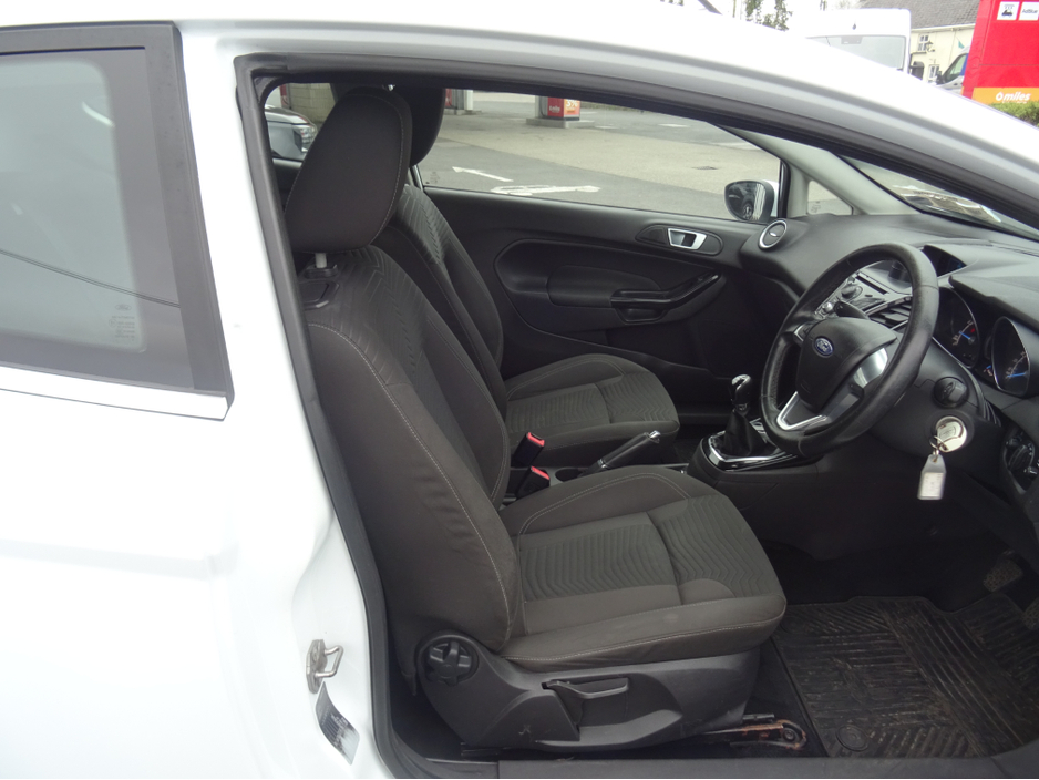 2014 Ford Fiesta - image 7