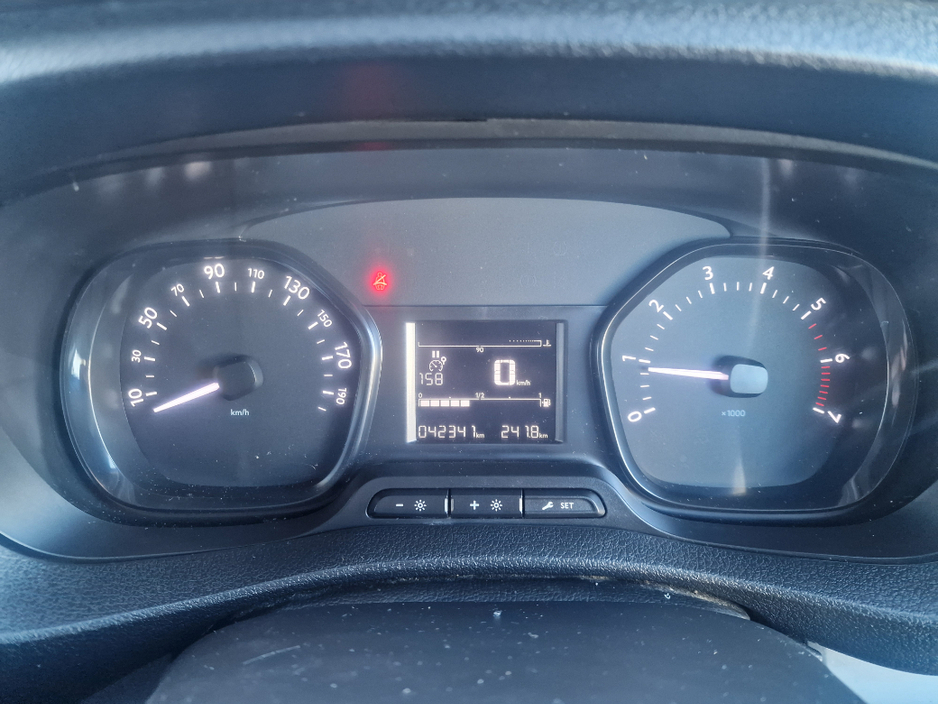 2022 Opel Vivaro - image 12