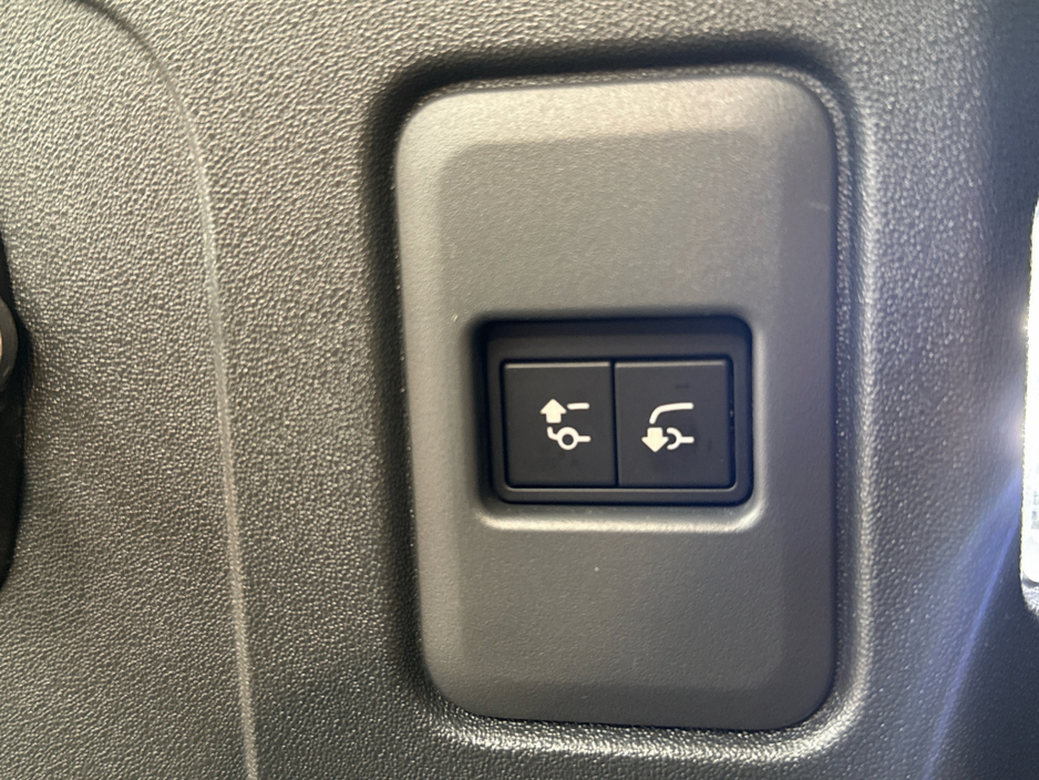 2025 Land Rover Defender - image 27