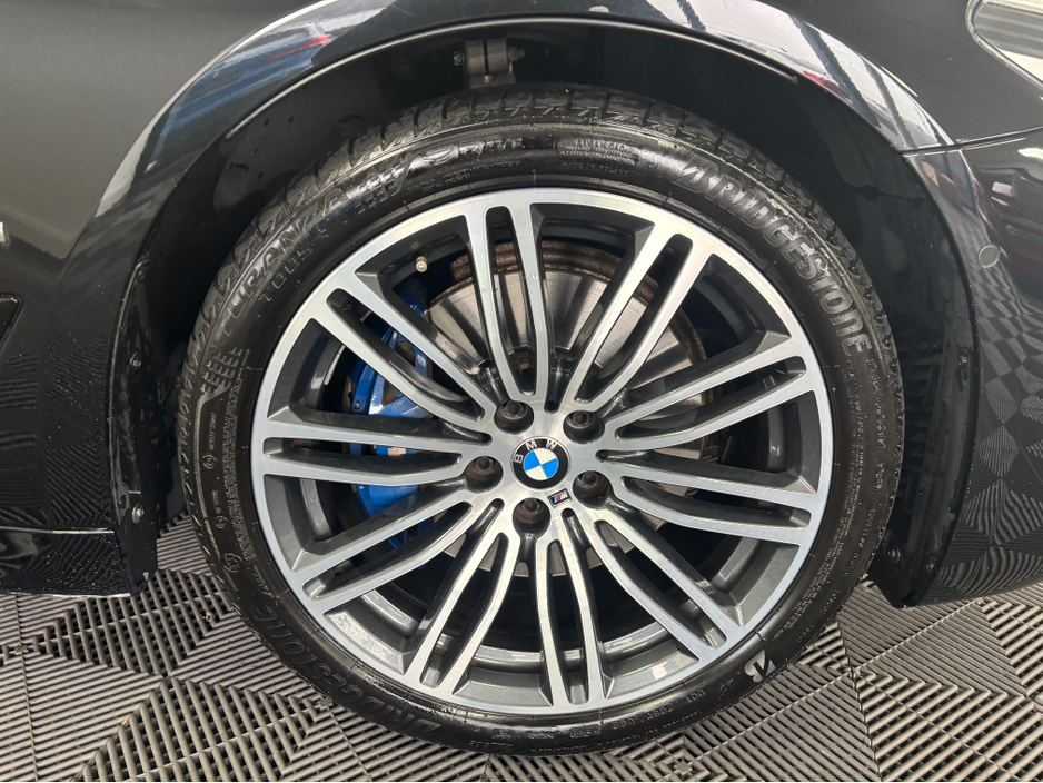 2018 BMW 5 Series - image 6