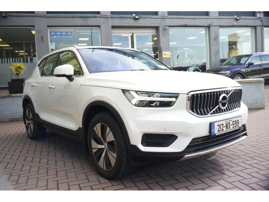 2021 Volvo XC40 - image 2