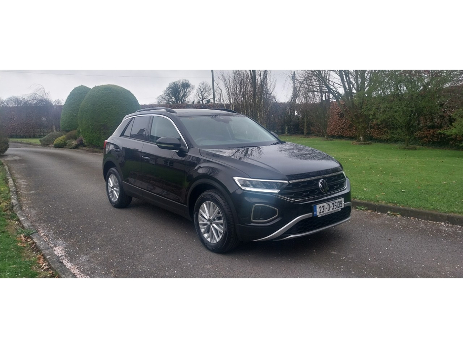 2023 Volkswagen T-Roc - image 2