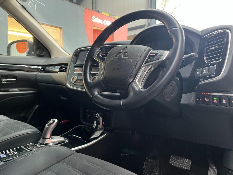 2018 Mitsubishi Outlander - image 11