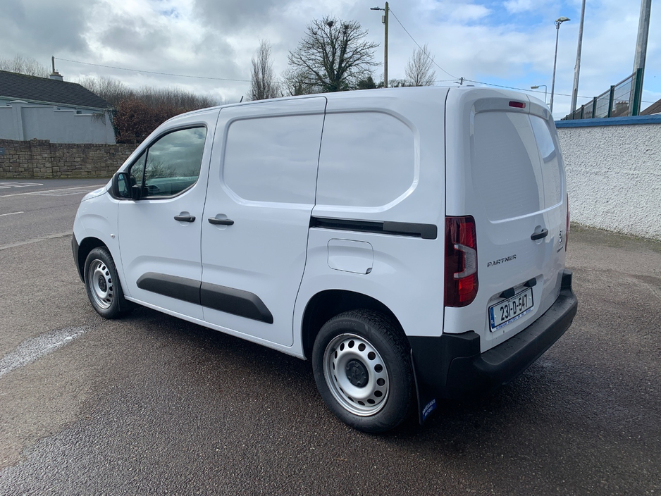 2023 Peugeot Partner - image 4